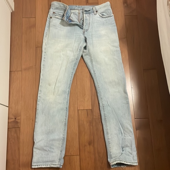 Levi’s Straigh Leg , light wash , mildly distressed Jeans - Picture 2 of 8